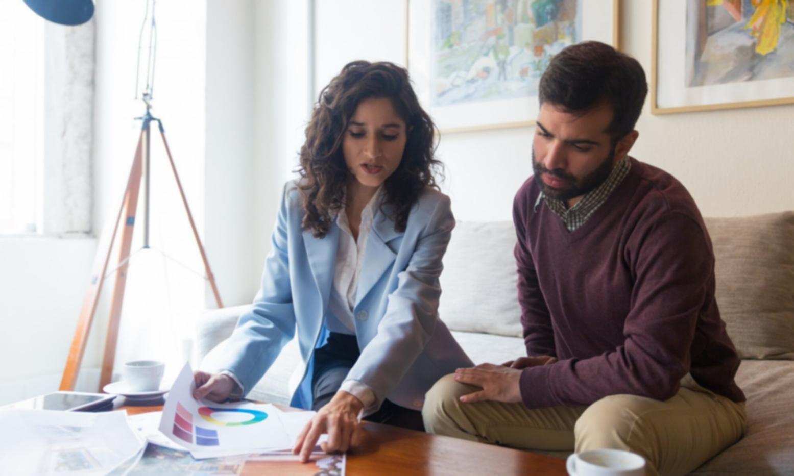 Arbeitsplatz mit Finanzunterlagen und Laptop für strukturierte Planung