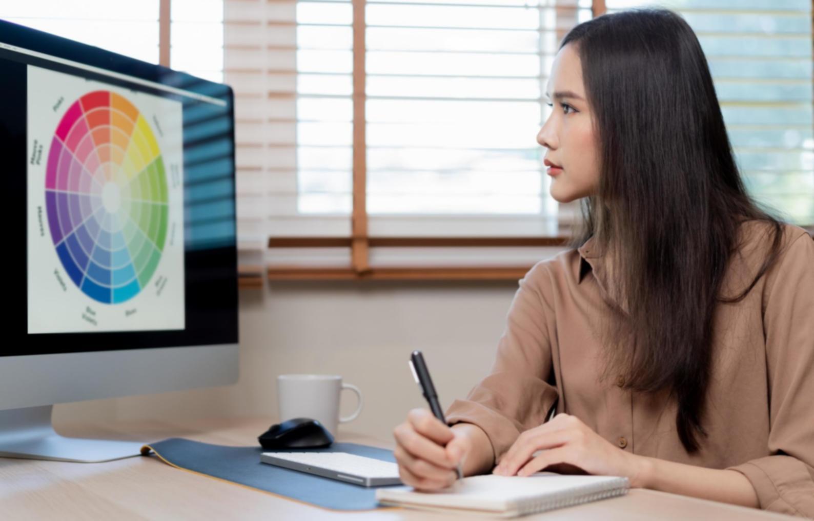 Detaillierte Finanzanalyse auf mehreren Bildschirmen in modernem Schulungsraum